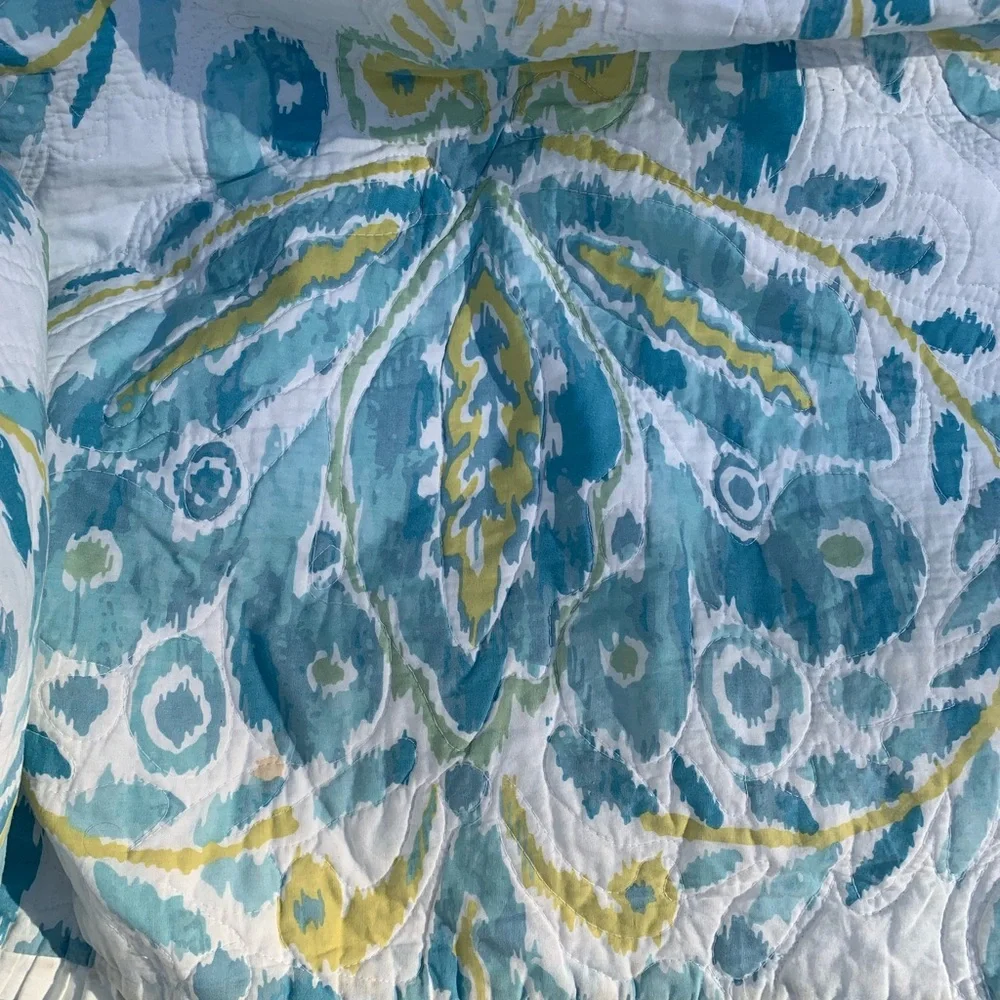 Dena Home Blue Dove Medallion Patterned Quilt